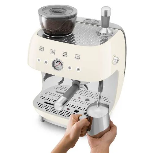 Espresso machine met bonenmaler Cr&egrave;me - Zilverschoon smeg espresso bonenmaler creme schuim - EGF03CREU