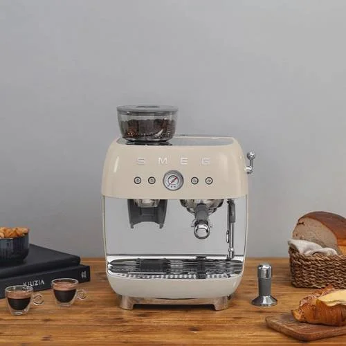 Espresso machine met bonenmaler Cr&egrave;me - Zilverschoon smeg espresso bonenmaler creme sfeer - EGF03CREU