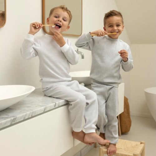 Wafelpyjama grijs melange - Zilverschoon wafelpyama grijs melange 305612 kids sfeer2 1 - 305612 kids